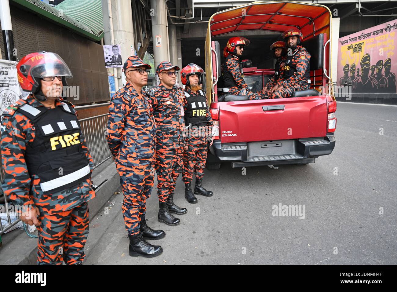Bangladeschs Feuerwehr und Zivilschutz stehen am 11. Februar 2026 vor den Parlamentswahlen in Bangladesch auf einer Straße in Dhaka, Bangladesch. Stockfoto