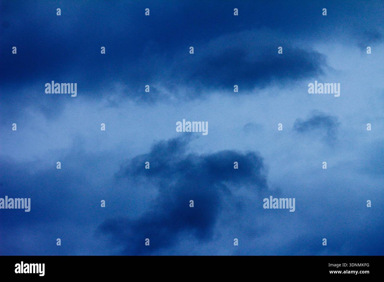 Der Blick auf den Himmel ist bewölkt, dann bedeckt und dunkel, bevor Regen oder Sturm kommt. Stockfoto