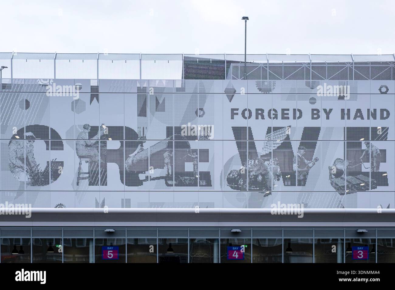 Crewe Forged by Hand, öffentliche Kunstinstallation am Busbahnhof in Crewe Cheshire Großbritannien Stockfoto