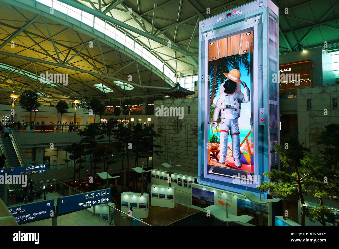 Riesige LED-Werbetafel im Incheon International Airport, Incheon, Südkorea Stockfoto