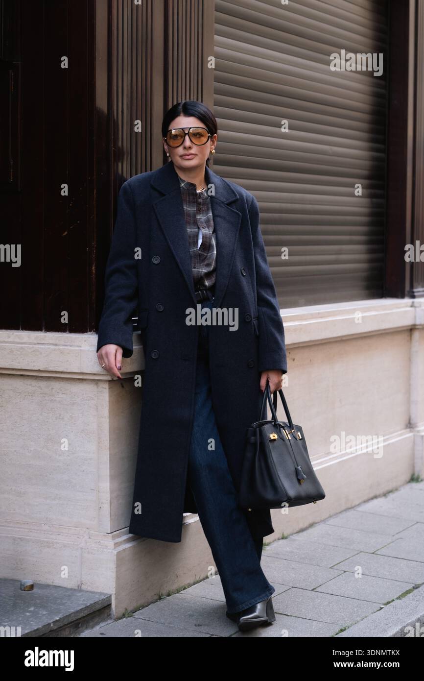 MÜNCHEN - 14. OKTOBER 2025: Sofiya Balci in einem Kohlemantel und kariertem Hemd während eines Street-Style-Shootings in München. Stockfoto
