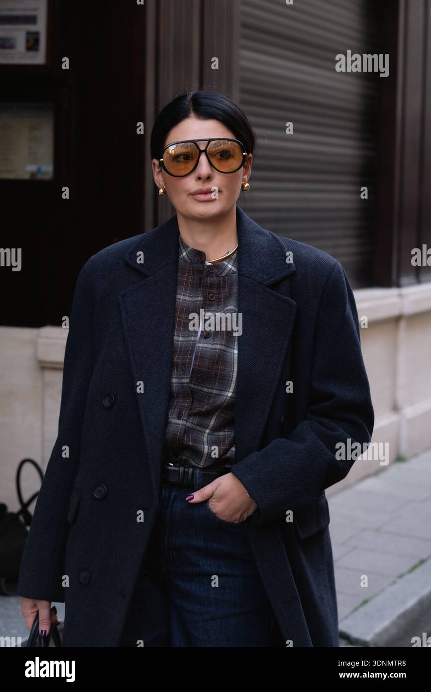 MÜNCHEN - 14. OKTOBER 2025: Sofiya Balci in einem Kohlemantel und kariertem Hemd während eines Street-Style-Shootings in München. Stockfoto