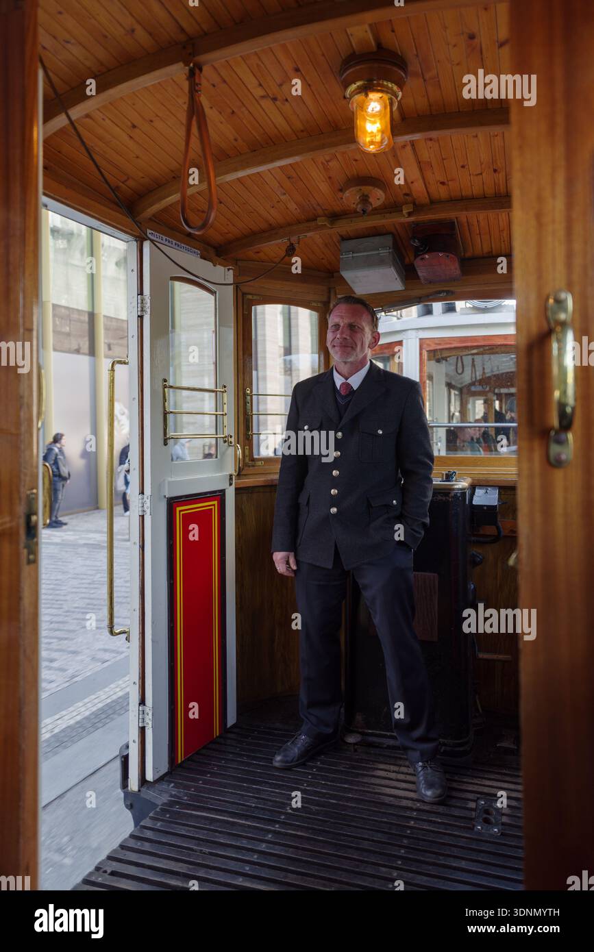 Prag, Tschechische Republik, historische Straßenbahnlinie 42, restauriert ab 1930, mit echtem Straßenbahnführer Stockfoto