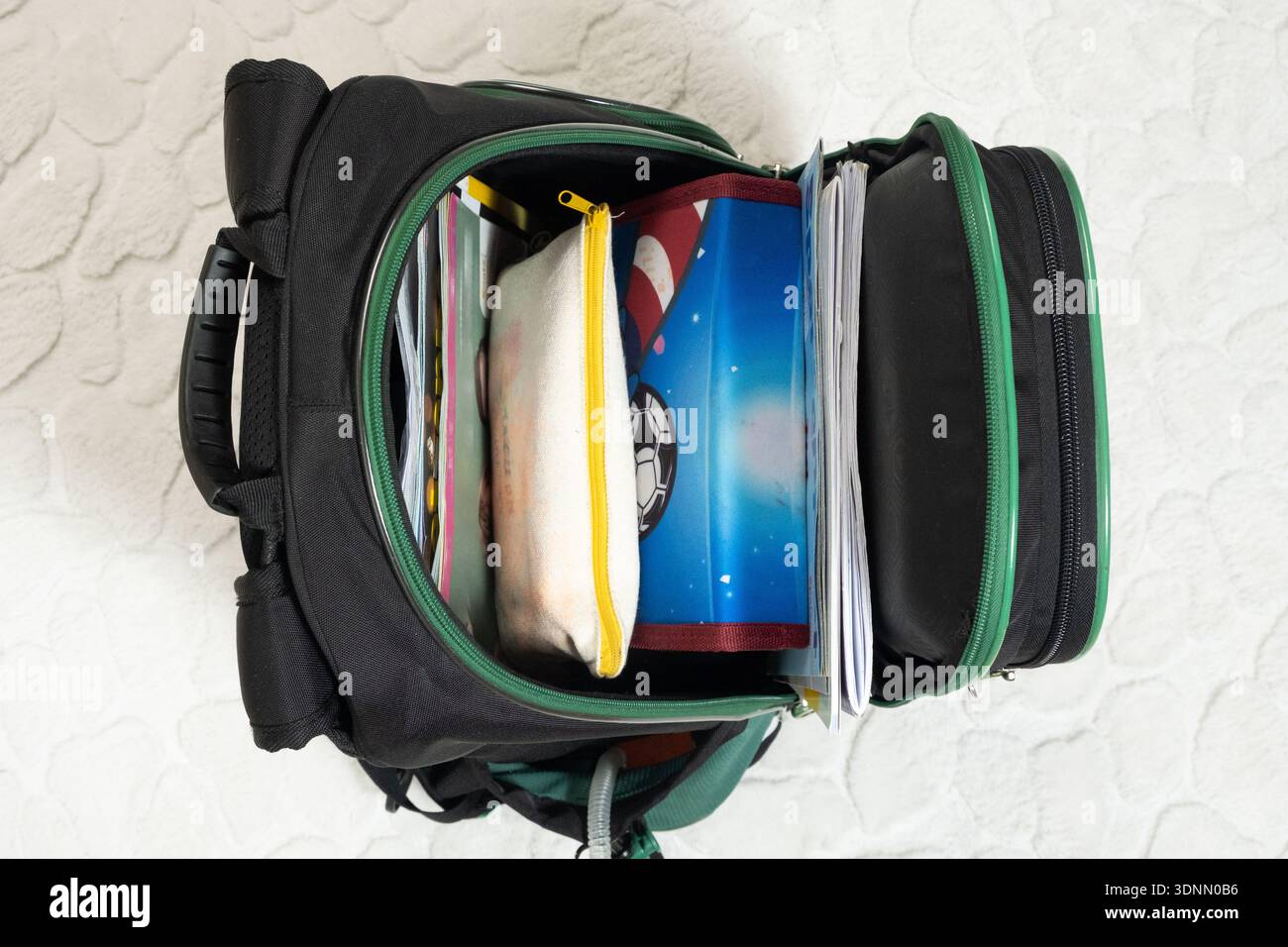Draufsicht des Rucksacks für offene Schulen mit Bücherordnern. Stockfoto