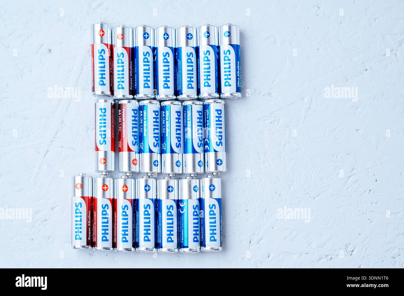 Chisinau, Moldau, 11. Februar 2026. Übersicht Über Den Kopf, In Der Organisierte Batterien Im Raster Für Die Einzelhandelsanzeige Dargestellt Werden Stockfoto