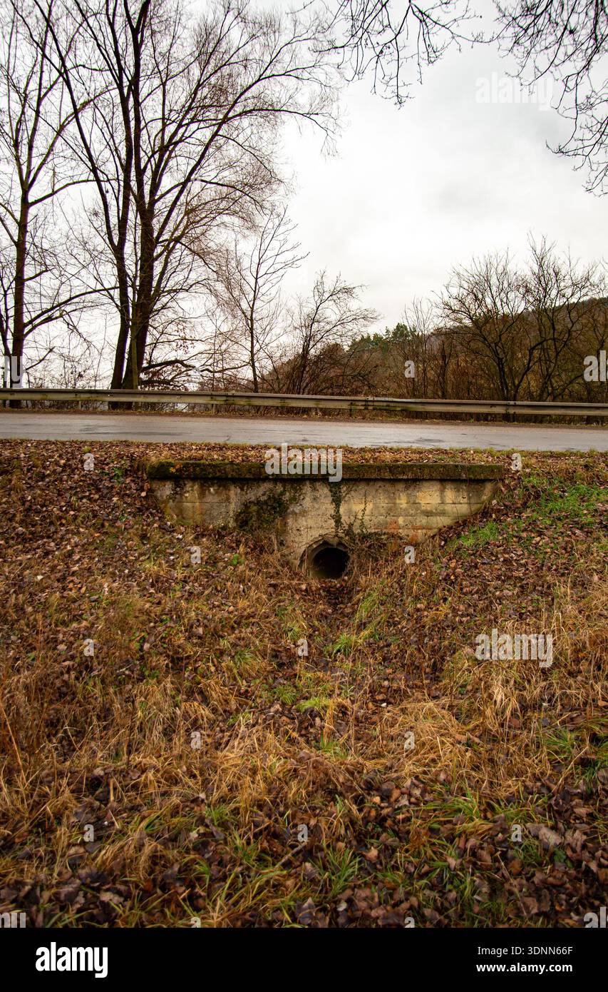 Ein Fertigbeton-Abflussrohr unter der Straße Stockfoto