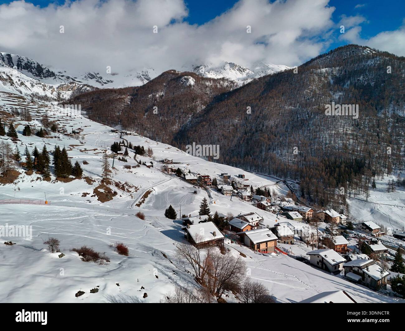 Das Bergdorf Chamois aus der Vogelperspektive im Winter Stockfoto