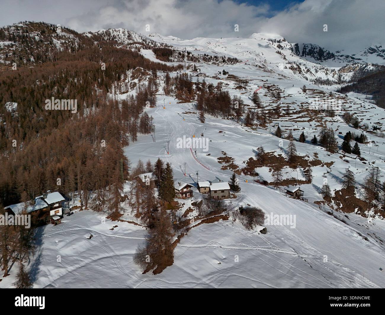 Das Bergdorf Chamois aus der Vogelperspektive im Winter Stockfoto