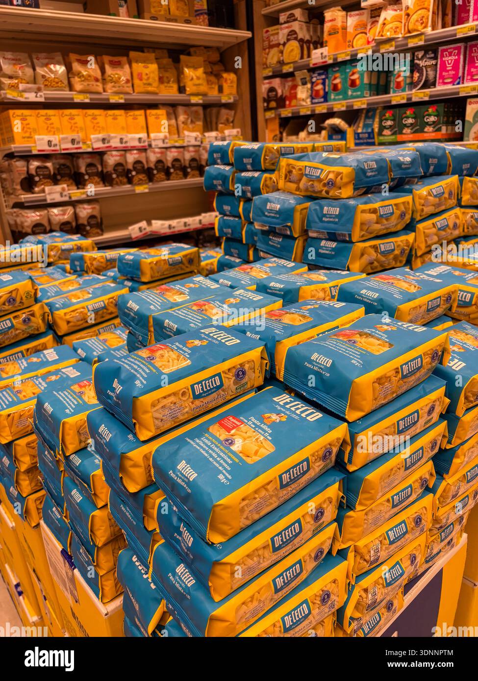 De Cecco getrocknete Teigwaren. Italienisches Lebensmittel, Grießprodukt. Großhandelsausstellung in einem Supermarkt in Neapel. Stockfoto