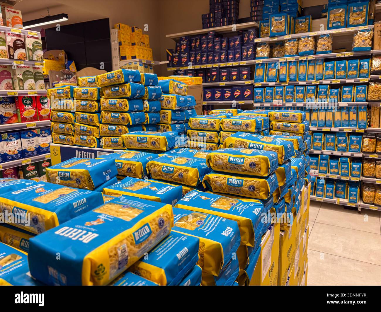 De Cecco Nudeln. Hartweizennudeln, getrocknete Lebensmittel. Große Vorräte in einem Supermarktgang in Neapel, Italien. Stockfoto