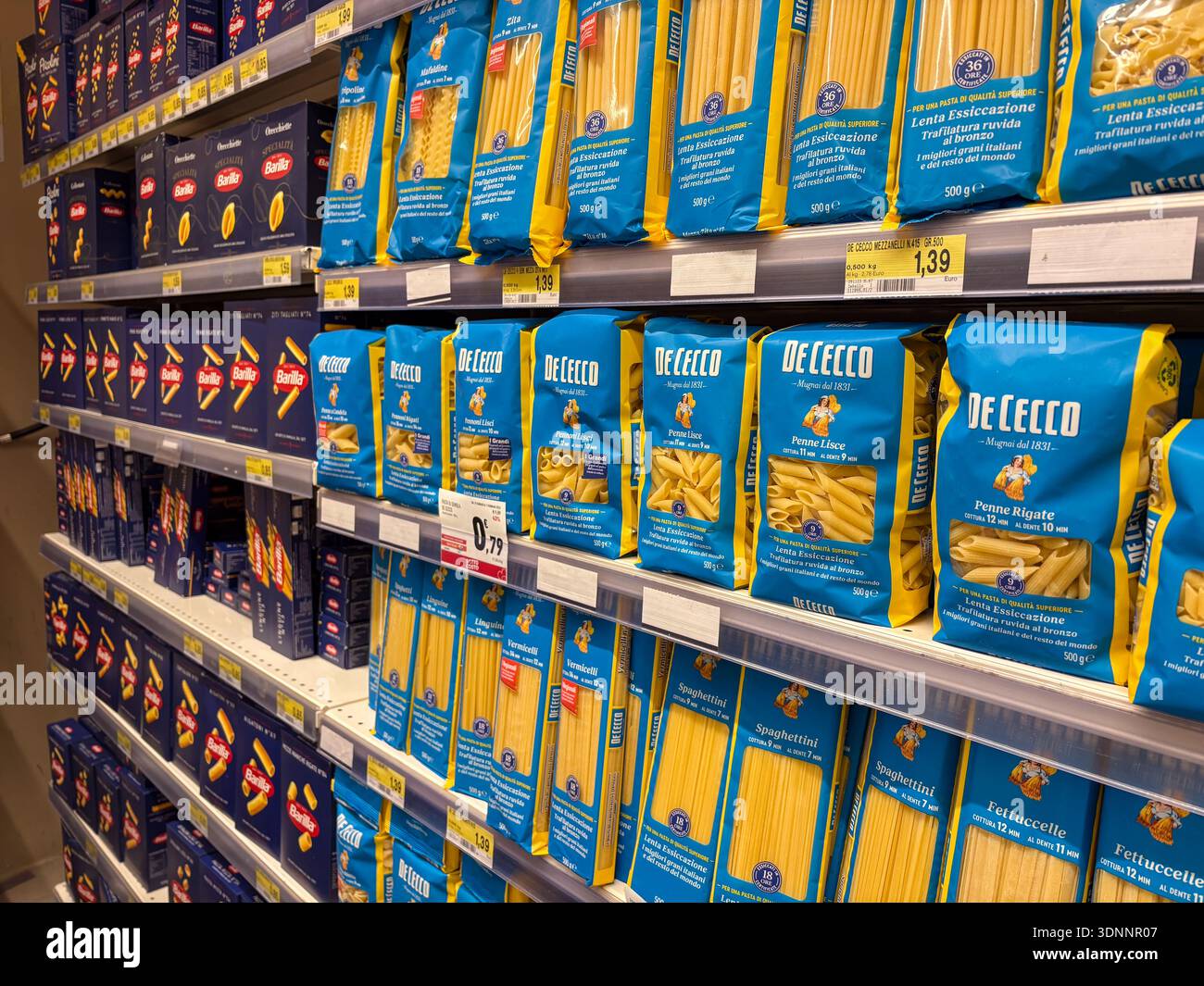 De Cecco und Barilla getrocknete Nudelsorten, die in den Regalen des Lebensmittelgeschäfts gelagert sind. Italienische Grundnahrungsmittel zum Verkauf in einem Supermarkt in Neapel. Stockfoto