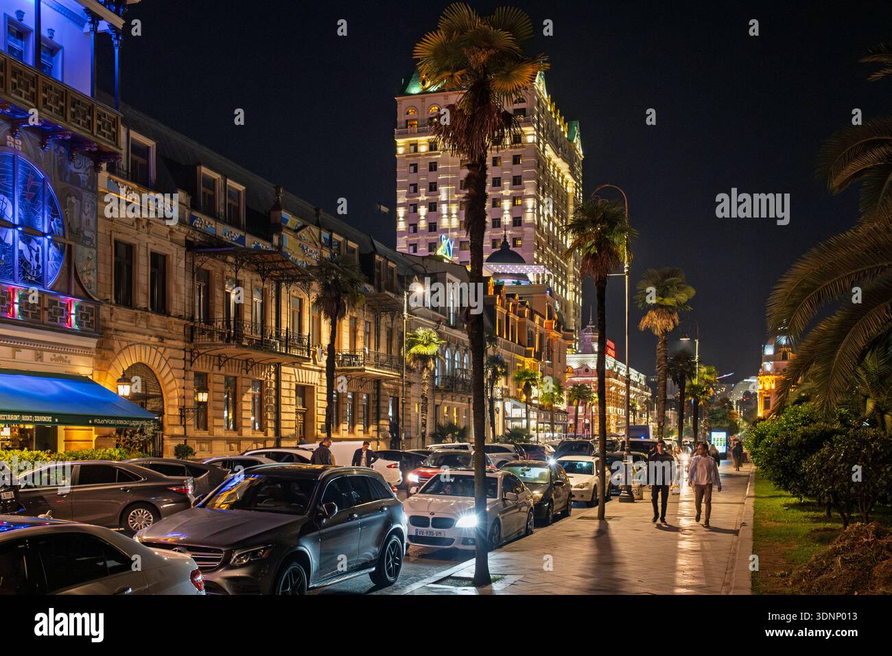 Helle Lichter bei Nacht auf dem pulsierenden Europe Square in der Küstenstadt Batumi in Georgia Stockfoto