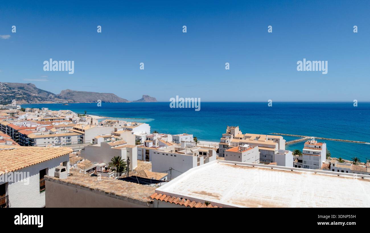 Malerischer Blick auf die bezaubernden Dächer und die Küste von Altea unter klarem blauem Himmel. Die malerische Stadt liegt in Alicante, Spanien, und ist für ihr weiß bekannt Stockfoto