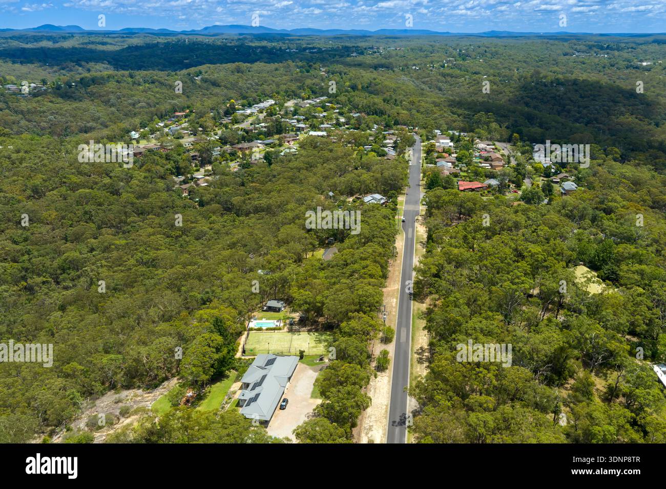 Drohnenfoto der Straße Lalor Drive und der umliegenden Wohnhäuser in einem regionalen Teil der Stadt Springwood in den Blue Mountains Stockfoto