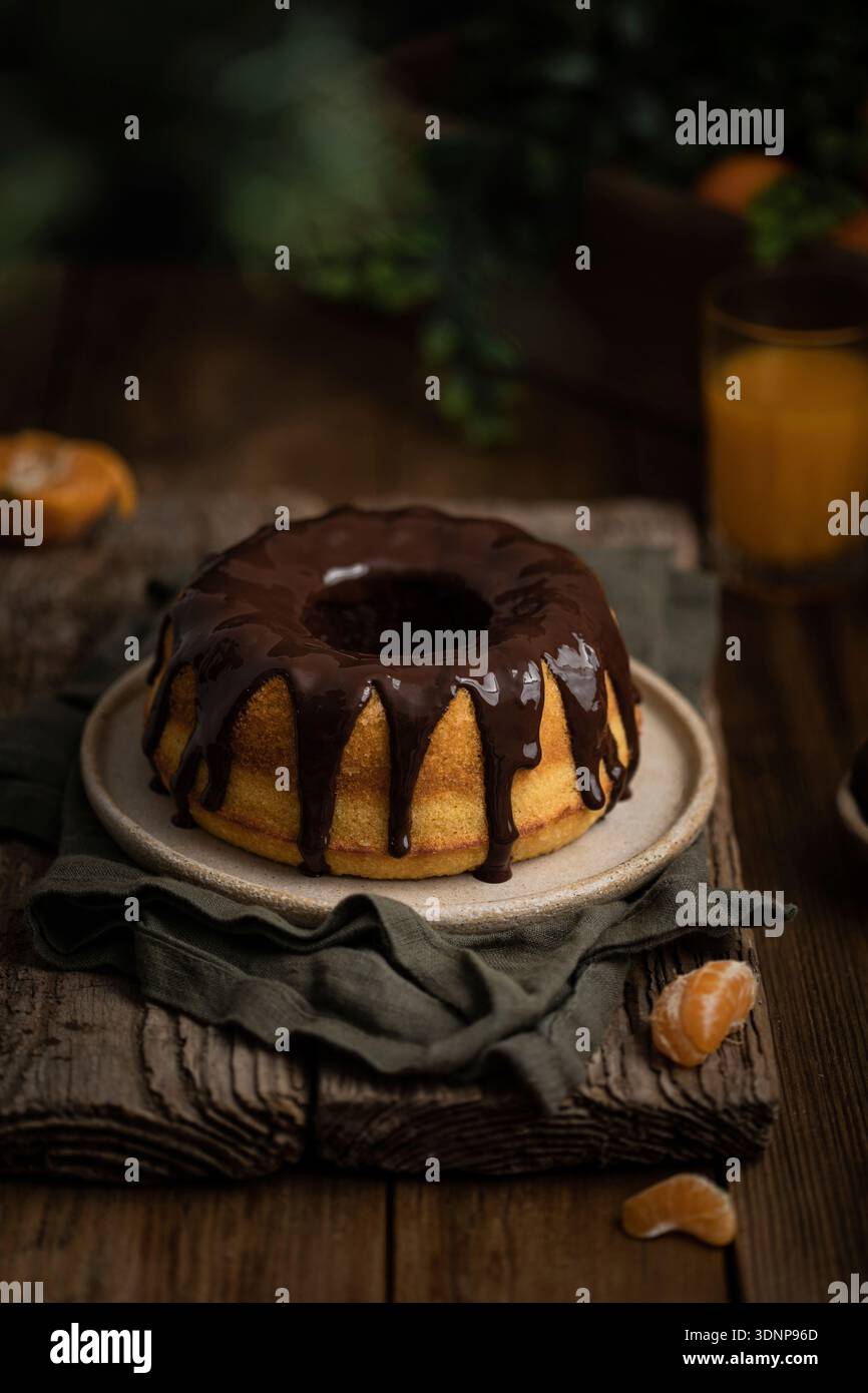Bundt-Kuchen mit Zitrusfrüchten und Schokoladenglasur Stockfoto