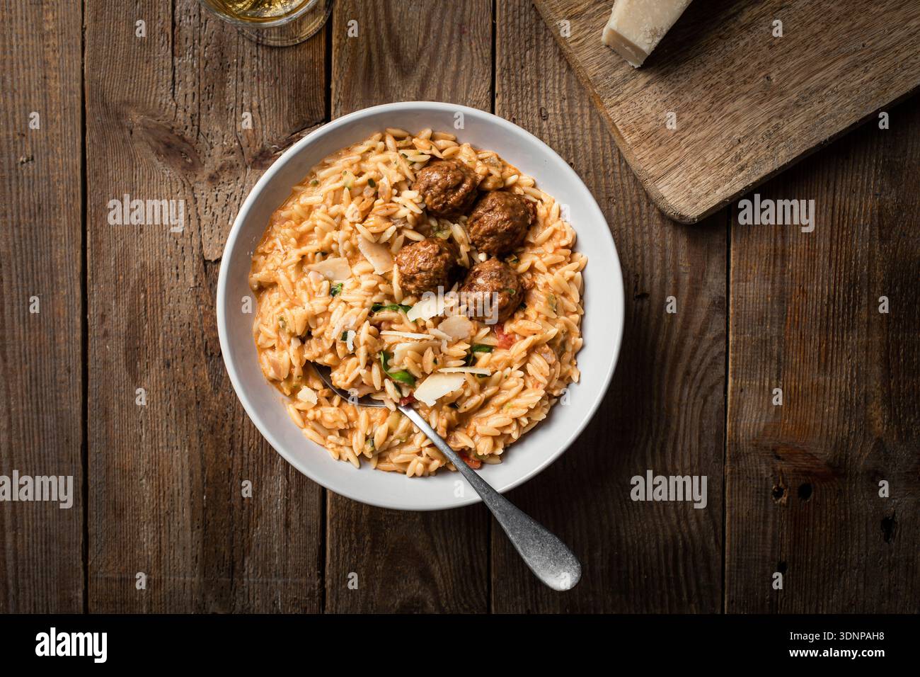 Cremige Orzo-Pasta mit Fleischbällchen Stockfoto