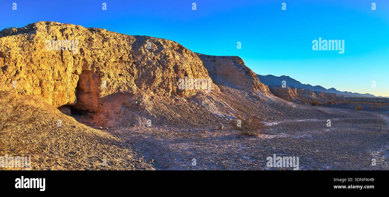Panorama der sonnendurchfluteten Fossil Bed Cliffs und der Wüstenebene bei der Golden Hour Stockfoto