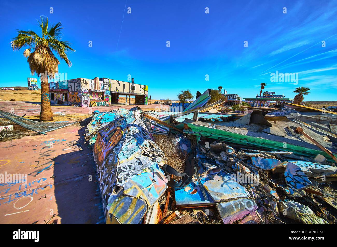 Verlassener Lake Dolores Wasserpark Graffiti Palmen und urbane Verfallsruinen Kalifornien Stockfoto
