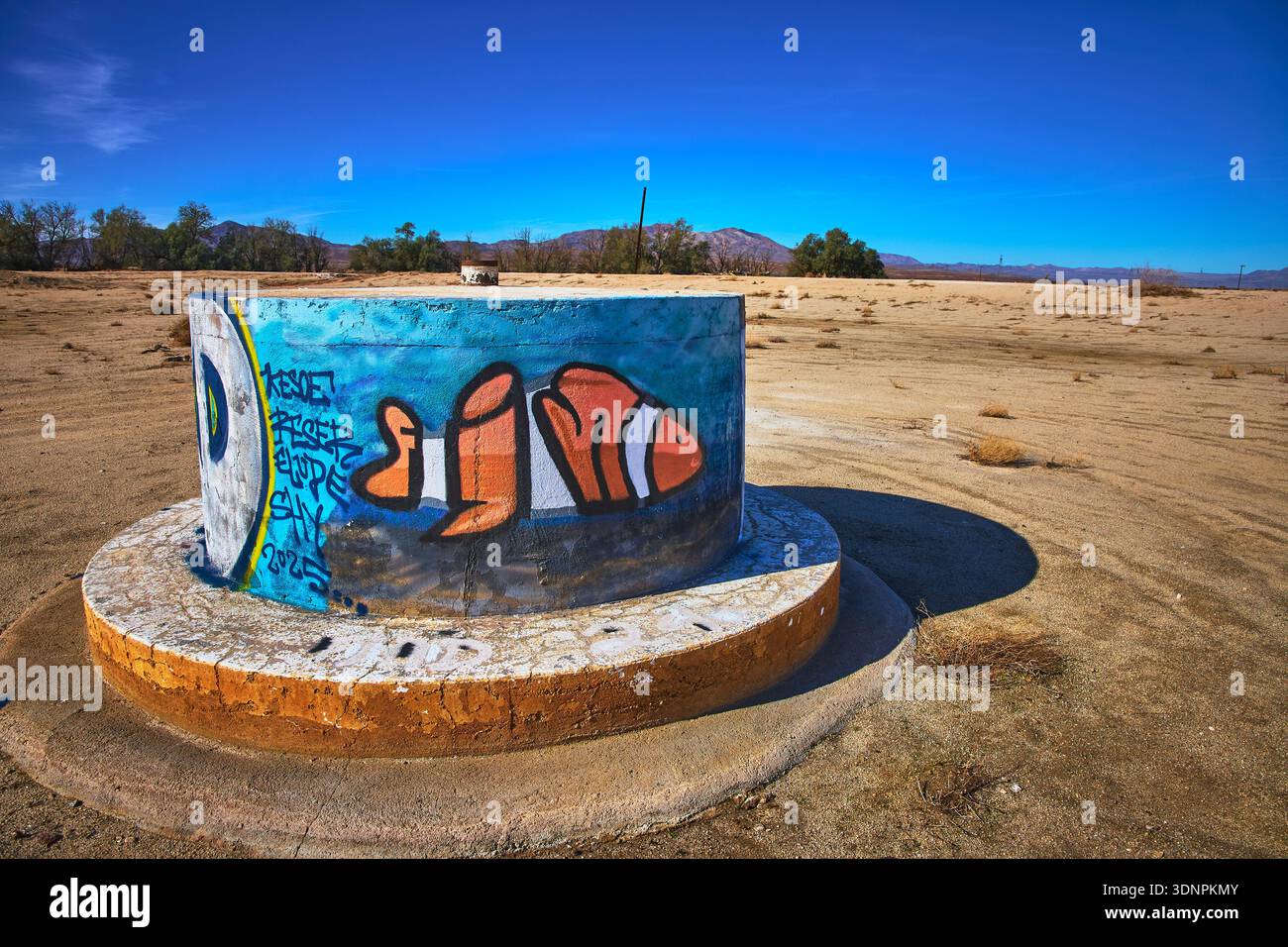 Clownfische Graffiti auf verlassenem Gebäude im California Desert Water Park Stockfoto
