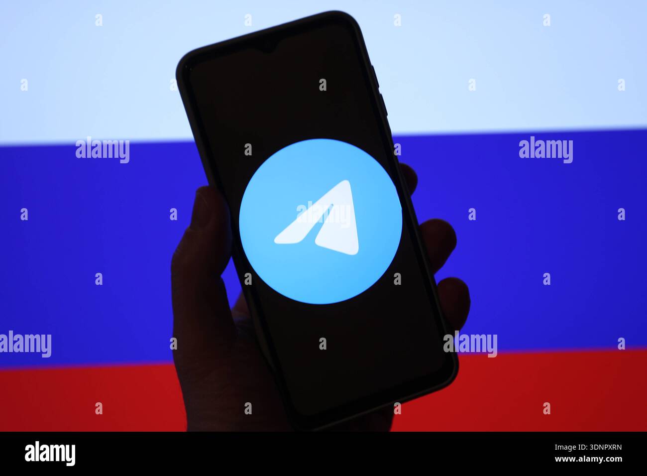 Auf einem Laptop wurde die Flagge der Russischen Föderation aufgerufen. Davor wurde auf einem Smartphone das Logo von Telegram aufgerufen. Russland schränkt den Instant-Messaging-Dienst wegen angeblicher Rechtsverstöße ein. Die Plattform werde verlangsamt und der Zugriff auf sie erschwert, teilte die russische Medienaufsichtsbehörde Roskomnadsor der Tageschau mit. Symbolbild/Symbolfoto. Schnelsen Hamburg *** die Flagge der Russischen Föderation wurde zuvor auf einem Laptop aufgerufen, das Telegram-Logo wurde auf einem Smartphone aufgerufen Russland schränkt den Instant Messaging-Dienst wegen angeblichen Einflusses ein Stockfoto