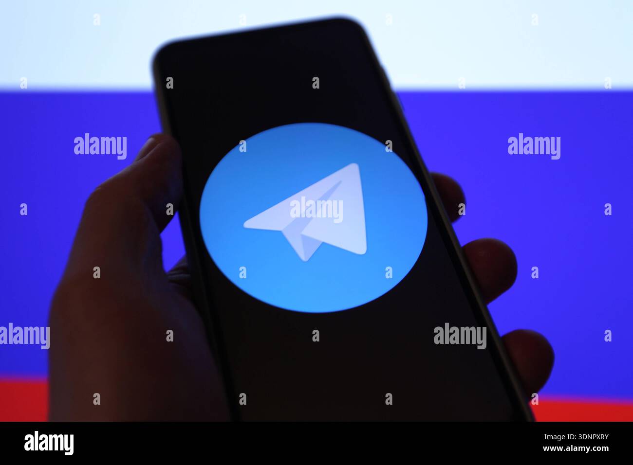 Auf einem Laptop wurde die Flagge der Russischen Föderation aufgerufen. Davor wurde auf einem Smartphone das Logo von Telegram aufgerufen. Russland schränkt den Instant-Messaging-Dienst wegen angeblicher Rechtsverstöße ein. Die Plattform werde verlangsamt und der Zugriff auf sie erschwert, teilte die russische Medienaufsichtsbehörde Roskomnadsor der Tageschau mit. Symbolbild/Symbolfoto. Schnelsen Hamburg *** die Flagge der Russischen Föderation wurde zuvor auf einem Laptop aufgerufen, das Telegram-Logo wurde auf einem Smartphone aufgerufen Russland schränkt den Instant Messaging-Dienst wegen angeblichen Einflusses ein Stockfoto