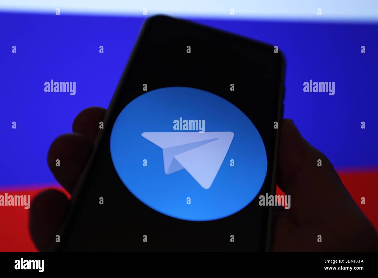 Auf einem Laptop wurde die Flagge der Russischen Föderation aufgerufen. Davor wurde auf einem Smartphone das Logo von Telegram aufgerufen. Russland schränkt den Instant-Messaging-Dienst wegen angeblicher Rechtsverstöße ein. Die Plattform werde verlangsamt und der Zugriff auf sie erschwert, teilte die russische Medienaufsichtsbehörde Roskomnadsor der Tageschau mit. Symbolbild/Symbolfoto. Schnelsen Hamburg *** die Flagge der Russischen Föderation wurde zuvor auf einem Laptop aufgerufen, das Telegram-Logo wurde auf einem Smartphone aufgerufen Russland schränkt den Instant Messaging-Dienst wegen angeblichen Einflusses ein Stockfoto