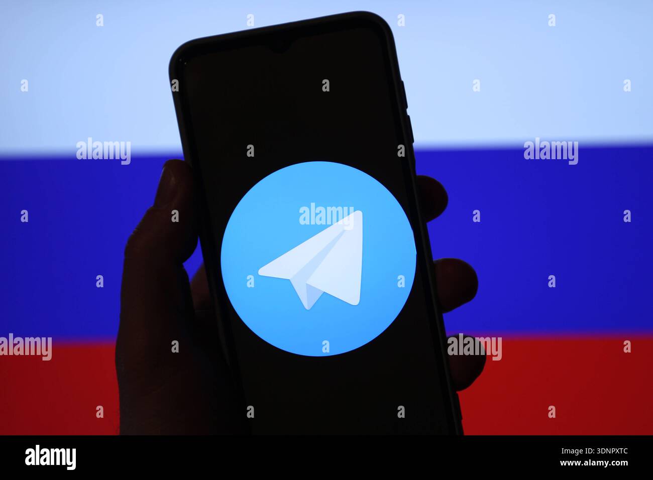 Auf einem Laptop wurde die Flagge der Russischen Föderation aufgerufen. Davor wurde auf einem Smartphone das Logo von Telegram aufgerufen. Russland schränkt den Instant-Messaging-Dienst wegen angeblicher Rechtsverstöße ein. Die Plattform werde verlangsamt und der Zugriff auf sie erschwert, teilte die russische Medienaufsichtsbehörde Roskomnadsor der Tageschau mit. Symbolbild/Symbolfoto. Schnelsen Hamburg *** die Flagge der Russischen Föderation wurde zuvor auf einem Laptop aufgerufen, das Telegram-Logo wurde auf einem Smartphone aufgerufen Russland schränkt den Instant Messaging-Dienst wegen angeblichen Einflusses ein Stockfoto