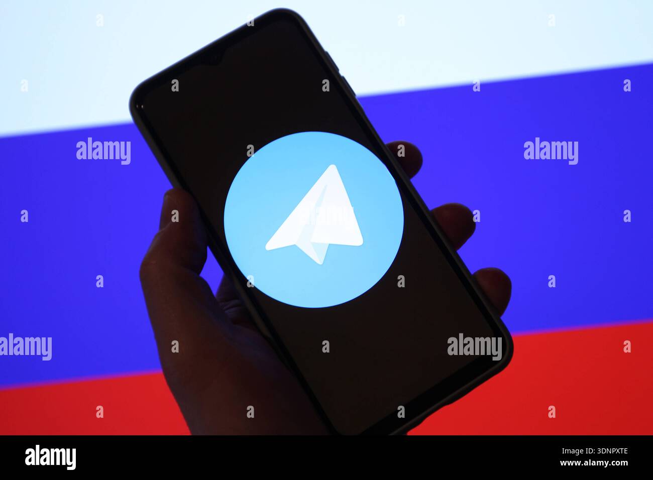 Auf einem Laptop wurde die Flagge der Russischen Föderation aufgerufen. Davor wurde auf einem Smartphone das Logo von Telegram aufgerufen. Russland schränkt den Instant-Messaging-Dienst wegen angeblicher Rechtsverstöße ein. Die Plattform werde verlangsamt und der Zugriff auf sie erschwert, teilte die russische Medienaufsichtsbehörde Roskomnadsor der Tageschau mit. Symbolbild/Symbolfoto. Schnelsen Hamburg *** die Flagge der Russischen Föderation wurde zuvor auf einem Laptop aufgerufen, das Telegram-Logo wurde auf einem Smartphone aufgerufen Russland schränkt den Instant Messaging-Dienst wegen angeblichen Einflusses ein Stockfoto