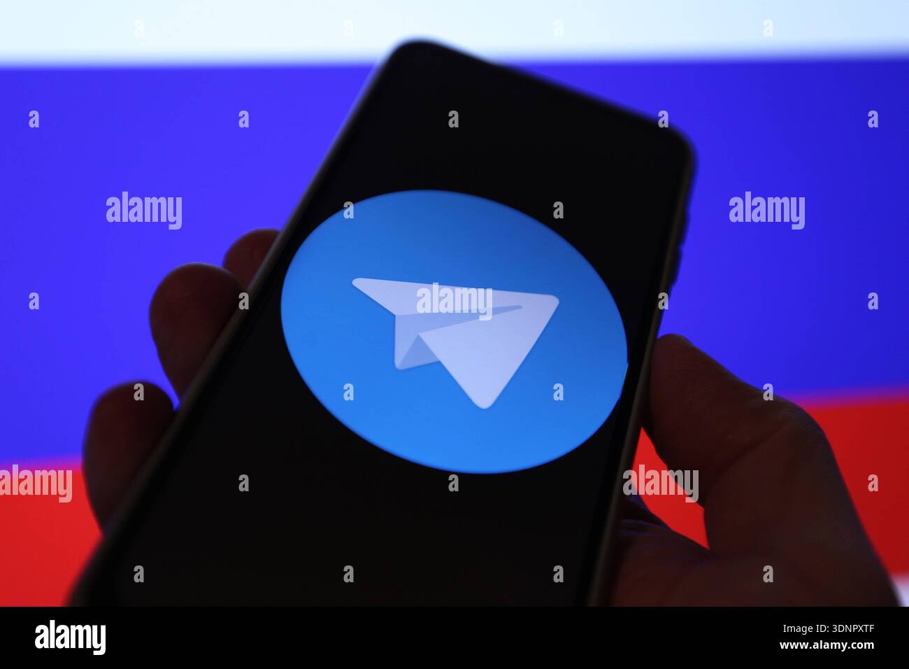 Auf einem Laptop wurde die Flagge der Russischen Föderation aufgerufen. Davor wurde auf einem Smartphone das Logo von Telegram aufgerufen. Russland schränkt den Instant-Messaging-Dienst wegen angeblicher Rechtsverstöße ein. Die Plattform werde verlangsamt und der Zugriff auf sie erschwert, teilte die russische Medienaufsichtsbehörde Roskomnadsor der Tageschau mit. Symbolbild/Symbolfoto. Schnelsen Hamburg *** die Flagge der Russischen Föderation wurde zuvor auf einem Laptop aufgerufen, das Telegram-Logo wurde auf einem Smartphone aufgerufen Russland schränkt den Instant Messaging-Dienst wegen angeblichen Einflusses ein Stockfoto