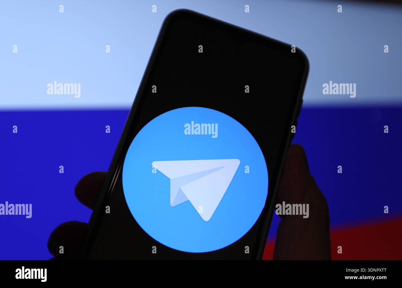 Auf einem Laptop wurde die Flagge der Russischen Föderation aufgerufen. Davor wurde auf einem Smartphone das Logo von Telegram aufgerufen. Russland schränkt den Instant-Messaging-Dienst wegen angeblicher Rechtsverstöße ein. Die Plattform werde verlangsamt und der Zugriff auf sie erschwert, teilte die russische Medienaufsichtsbehörde Roskomnadsor der Tageschau mit. Symbolbild/Symbolfoto. Schnelsen Hamburg *** die Flagge der Russischen Föderation wurde zuvor auf einem Laptop aufgerufen, das Telegram-Logo wurde auf einem Smartphone aufgerufen Russland schränkt den Instant Messaging-Dienst wegen angeblichen Einflusses ein Stockfoto