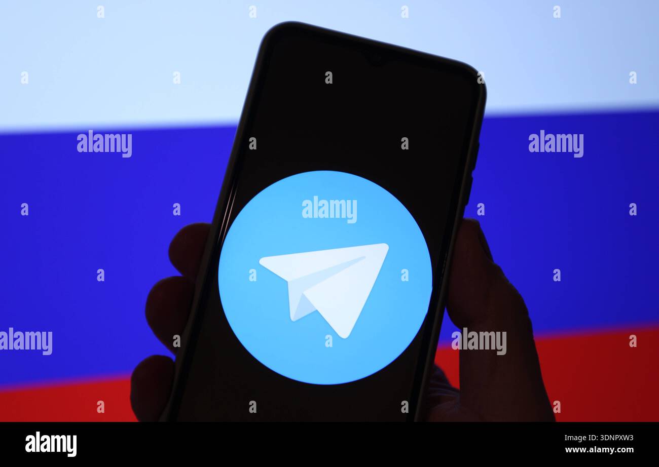 Auf einem Laptop wurde die Flagge der Russischen Föderation aufgerufen. Davor wurde auf einem Smartphone das Logo von Telegram aufgerufen. Russland schränkt den Instant-Messaging-Dienst wegen angeblicher Rechtsverstöße ein. Die Plattform werde verlangsamt und der Zugriff auf sie erschwert, teilte die russische Medienaufsichtsbehörde Roskomnadsor der Tageschau mit. Symbolbild/Symbolfoto. Schnelsen Hamburg *** die Flagge der Russischen Föderation wurde zuvor auf einem Laptop aufgerufen, das Telegram-Logo wurde auf einem Smartphone aufgerufen Russland schränkt den Instant Messaging-Dienst wegen angeblichen Einflusses ein Stockfoto