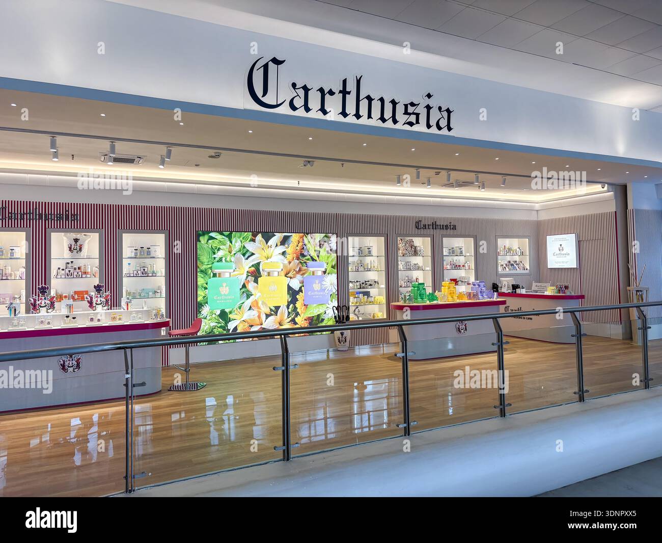 Parfümladen in Carthusia. Luxus-Parfüm-Einzelhändler mit Sitz in Capri, Italien. Ausstellung von bunten Glasflaschen und Produkten in einem modernen Flughafen Stockfoto