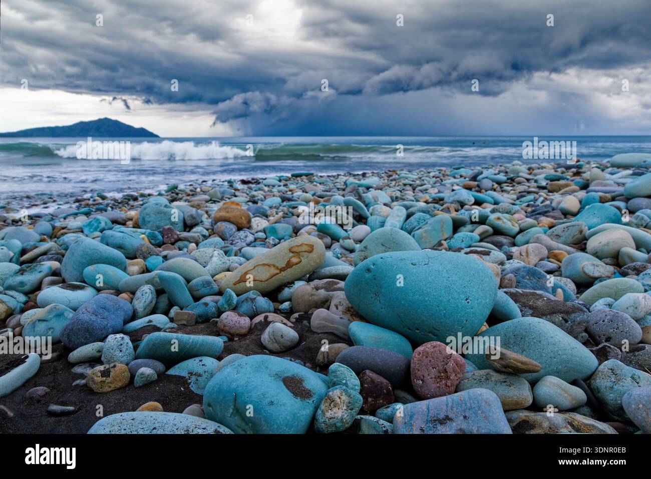 Indonesien - Flores Island, Penggajawa Beach, genannt Blue Stone Beach, besteht nicht aus Sand, sondern aus blauen und grünen Kieselsteinen, die sich über die verteilt Stockfoto