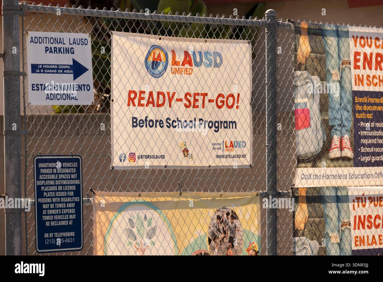 Vernon, Kalifornien, USA - 31. Januar 2026: Ein Banner zeigt LAUSD's Ready Set Go Before School Program auf einem Schulzaun. Stockfoto