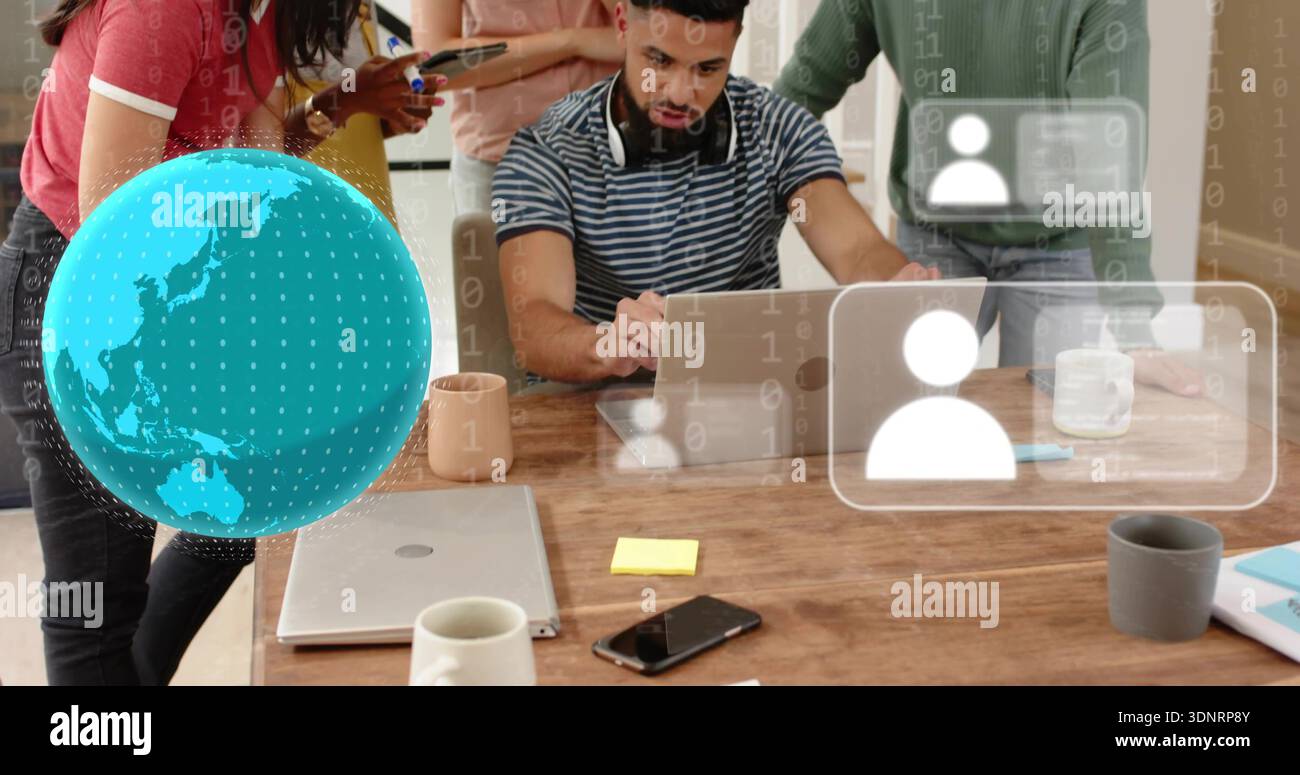 Arbeitender bärtiger Mann in gestreiften T-Stück-Kopfhörern, die auf Laptop im Büro tippen, Holztisch AR-Overlays Stockfoto