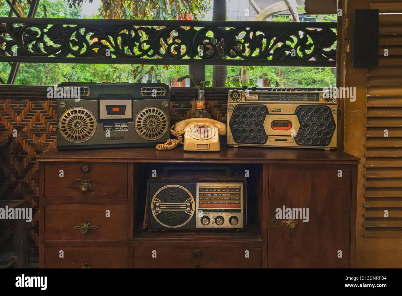 Balikpapan, Indonesien - 19. Dezember 2025. Ein nostalgisches Display der 1980er-Audiotechnologie mit zwei großen „Big Power“-Boombox-Kassettenspielern und Stockfoto