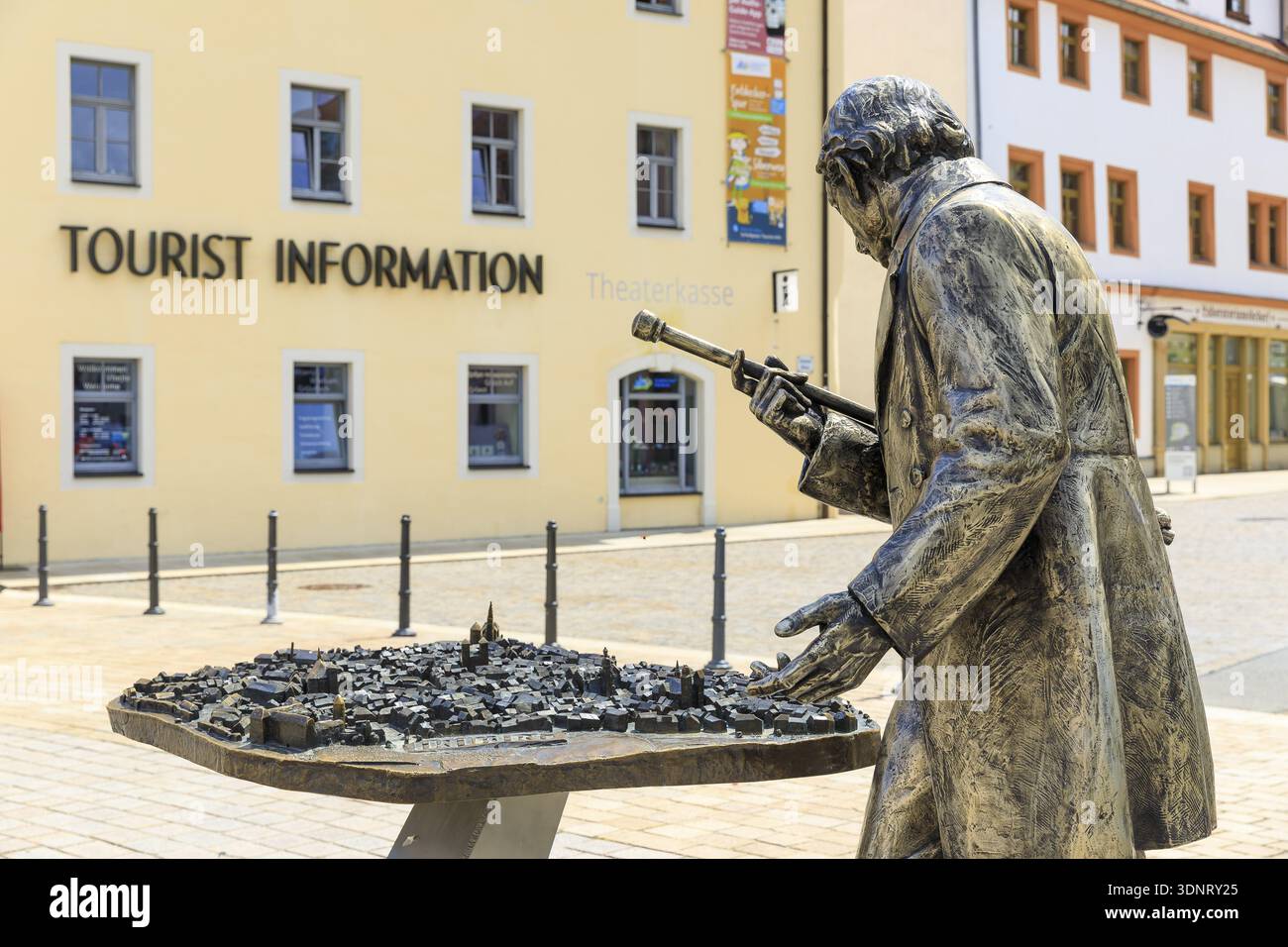 Silberfiguren-Entdecker, der mit Ekaterina Kovalenko auf dem Schlossplatz mit Bronzemodell der Altstadt unterwegs ist, machen Sie Halt auf dem Siberweg-Abenteuerweg Stockfoto