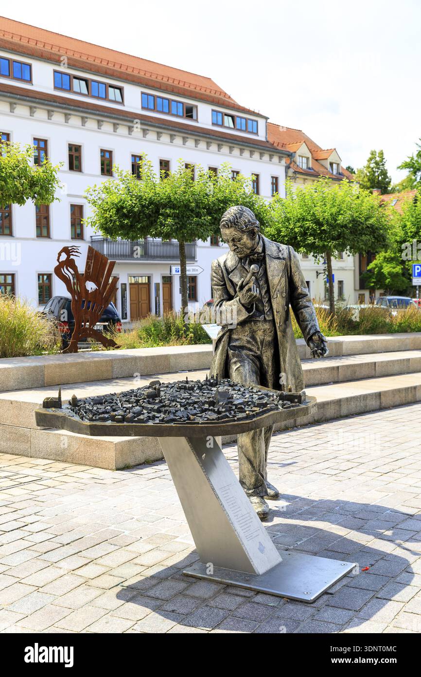 Silberfiguren-Entdecker, der mit Ekaterina Kovalenko auf dem Schlossplatz mit Bronzemodell der Altstadt unterwegs ist, machen Sie Halt auf dem Siberweg-Abenteuerweg Stockfoto