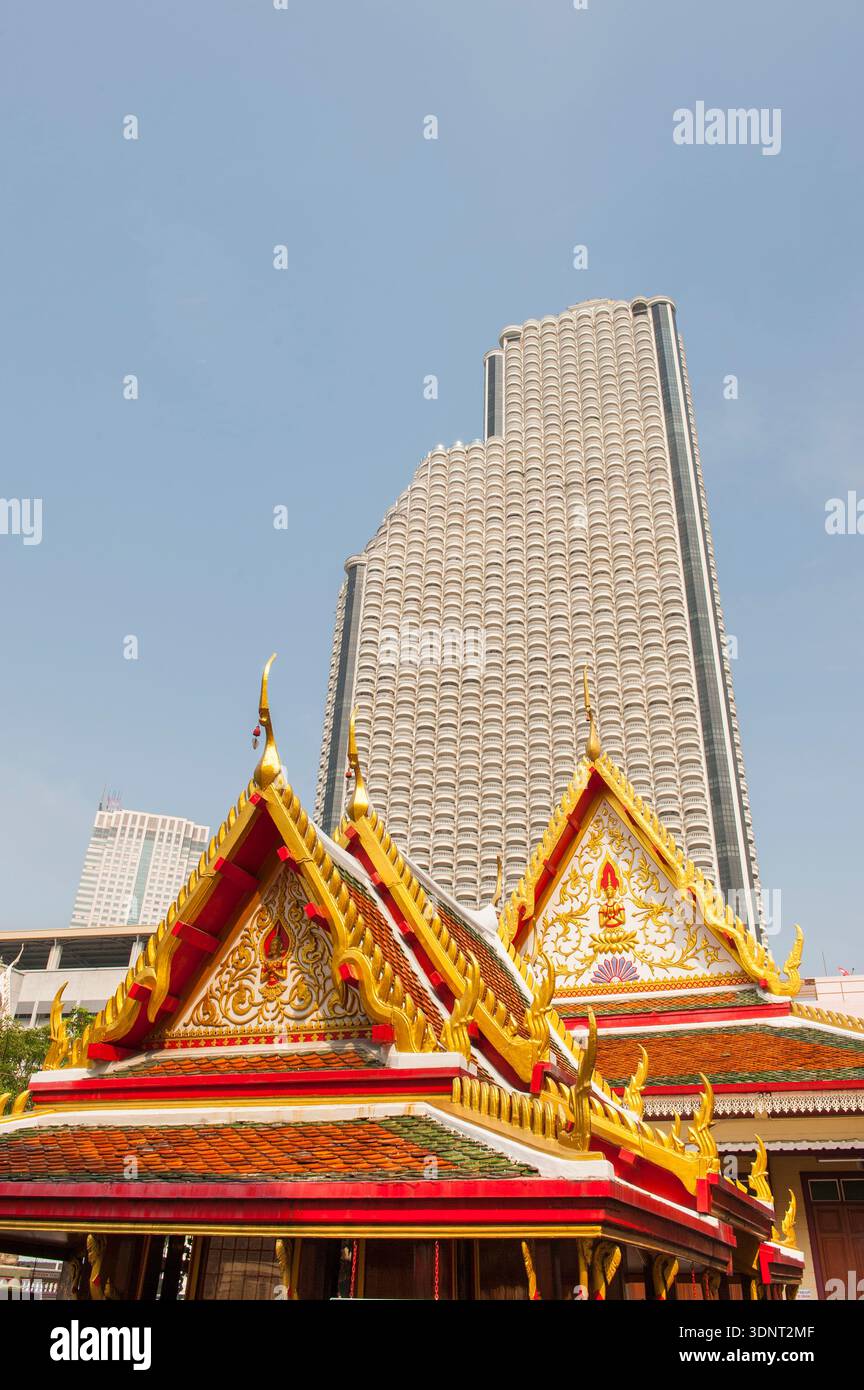 Buddhistisches Kloster vor einem modernen Glasgebäude, Bangkok, Thailand, Asien Stockfoto