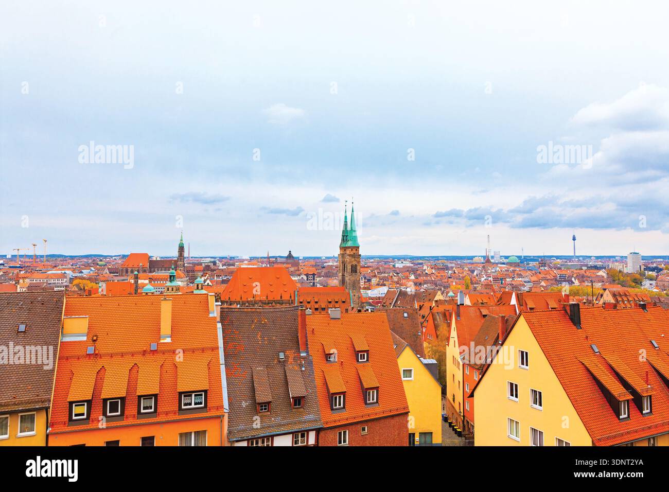 Ziegeldächer und mittelalterliche Architektur der Nürnberger Altstadt in Deutschland. Die beiden grünen Türme der historischen St. Sebaldus Kirche dominieren das Zentrum Stockfoto