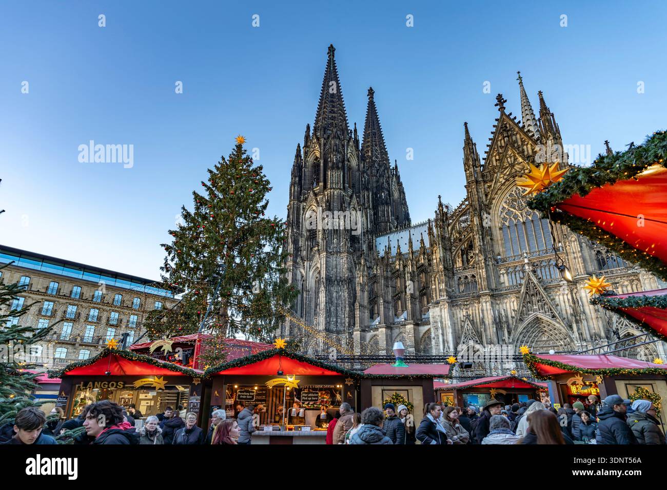 Weihnachtsmarkt im Kölner Dom in Köln, Nordrhein-Westfalen, Deutschland Stockfoto