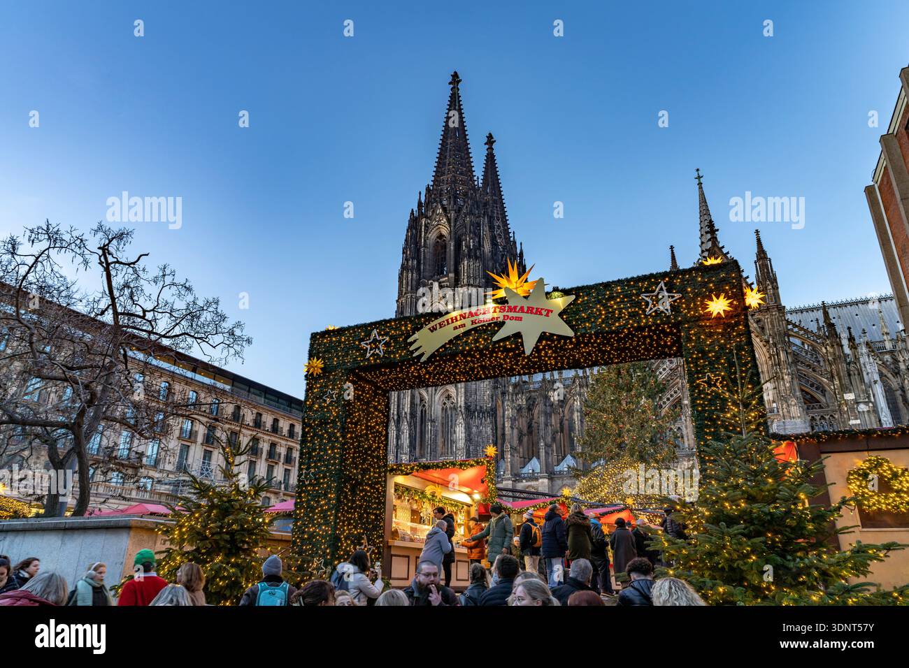 Weihnachtsmarkt im Kölner Dom in der Abenddämmerung, Köln, Nordrhein-Westfalen, Deutschland Stockfoto