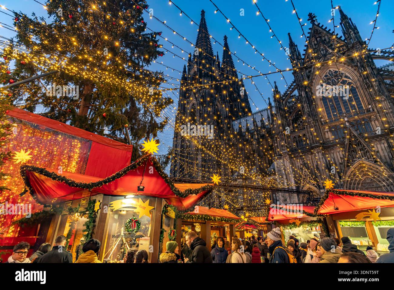 Weihnachtsmarkt im Kölner Dom in der Abenddämmerung, Köln, Nordrhein-Westfalen, Deutschland Stockfoto