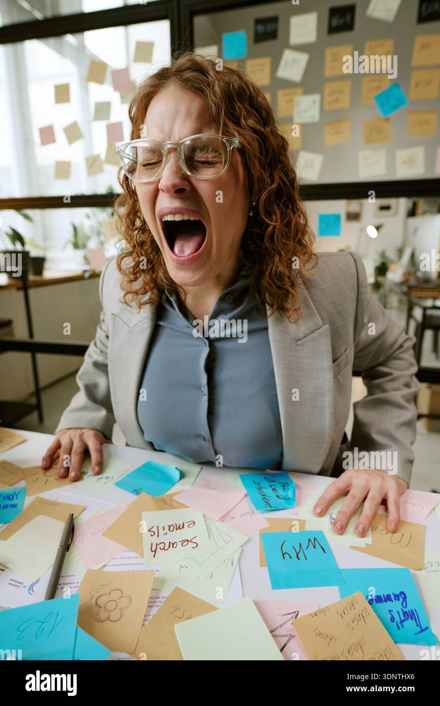 Junge Frau Schreiend Während Arbeitsbedingter Belastung Stockfoto