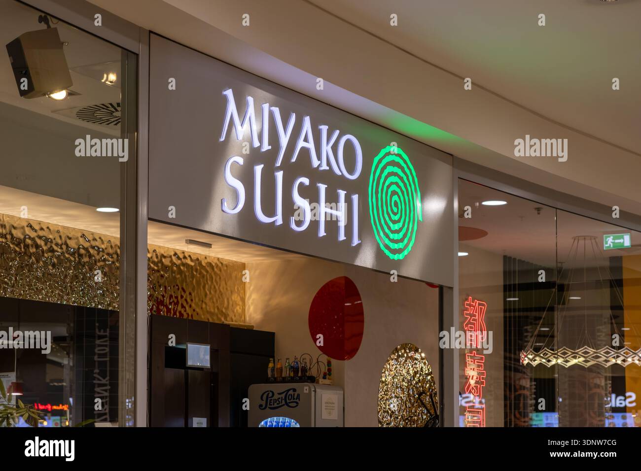 Krakau, Polen - 30. November 2025: Nahaufnahme des beleuchteten Schildes von Miyako Sushi mit modernem Design, das Gäste zum authentischen Japan einlädt Stockfoto