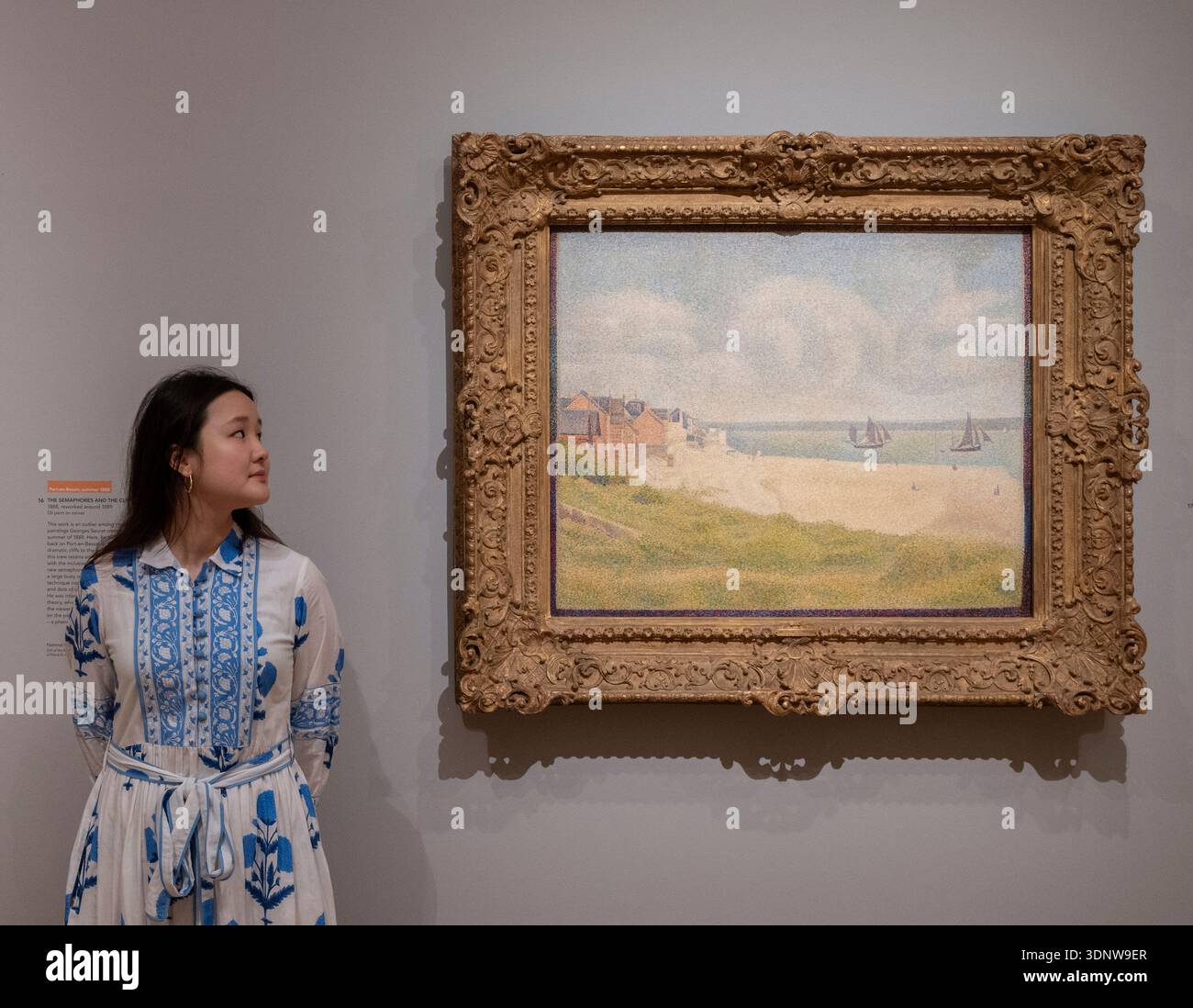 Die Courtauld Gallery, London, Großbritannien. Februar 2026. Seurat and the Sea (13. Februar bis 17. Mai) ist die erste Ausstellung, die den Meereslandschaften des Pointillisten Georges Seurat gewidmet ist. Durch das wiederkehrende Motiv des Meeres, das zum ersten Mal eine große Gruppe von 26 Gemälden, Ölskizzen und Zeichnungen vereint, die auf fünf Sommerreisen an die Nordküste Frankreichs zwischen 1885 und 1890 entstanden sind. Höhepunkte sind: Le Crotoy, flussabwärts, 1889. Private Sammlung. Quelle: Malcolm Park/Alamy Live News Stockfoto