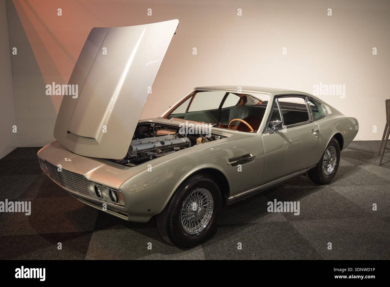 Classic Aston Martin DBS von JB Classic & Bespoke, gezeigt auf der Masters Expo 2025 Stockfoto