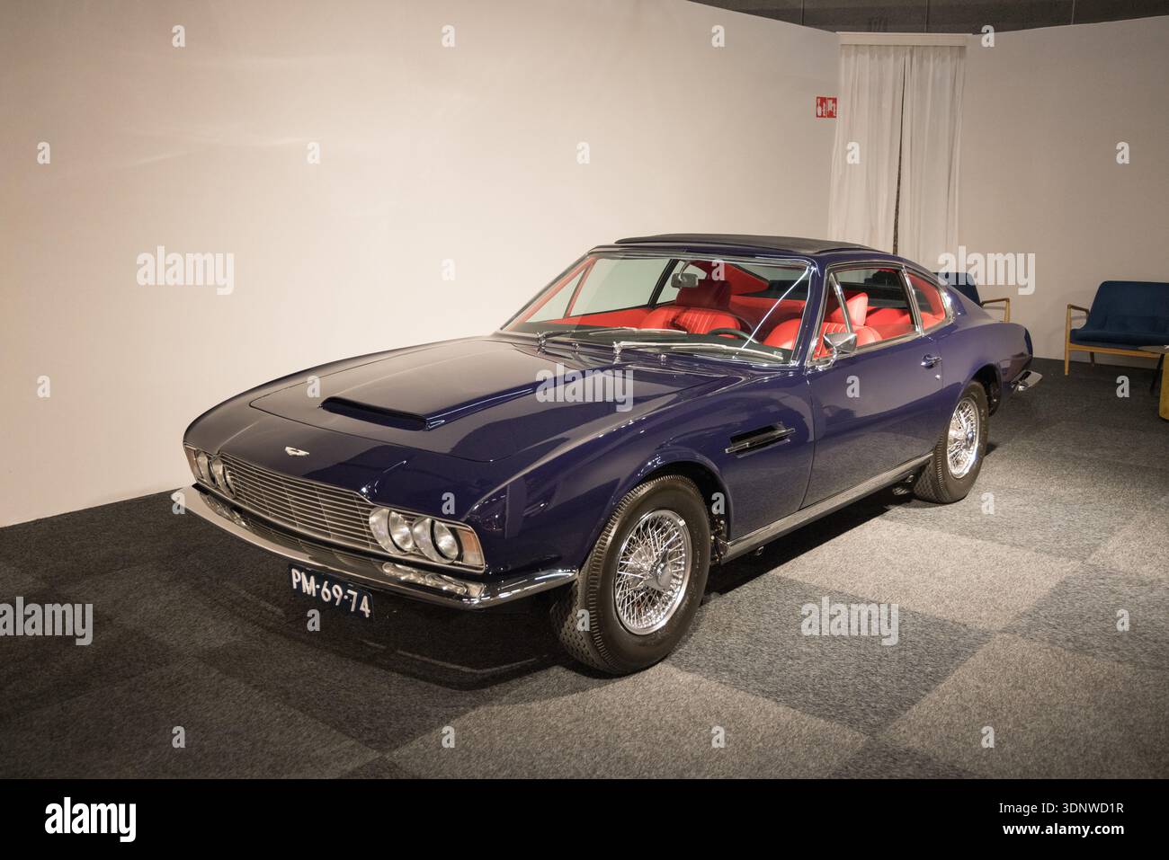 Klassisches blaues Aston Martin von JB Classic & maßgeschneiderte Präsentation auf der Masters Expo 2025 Stockfoto