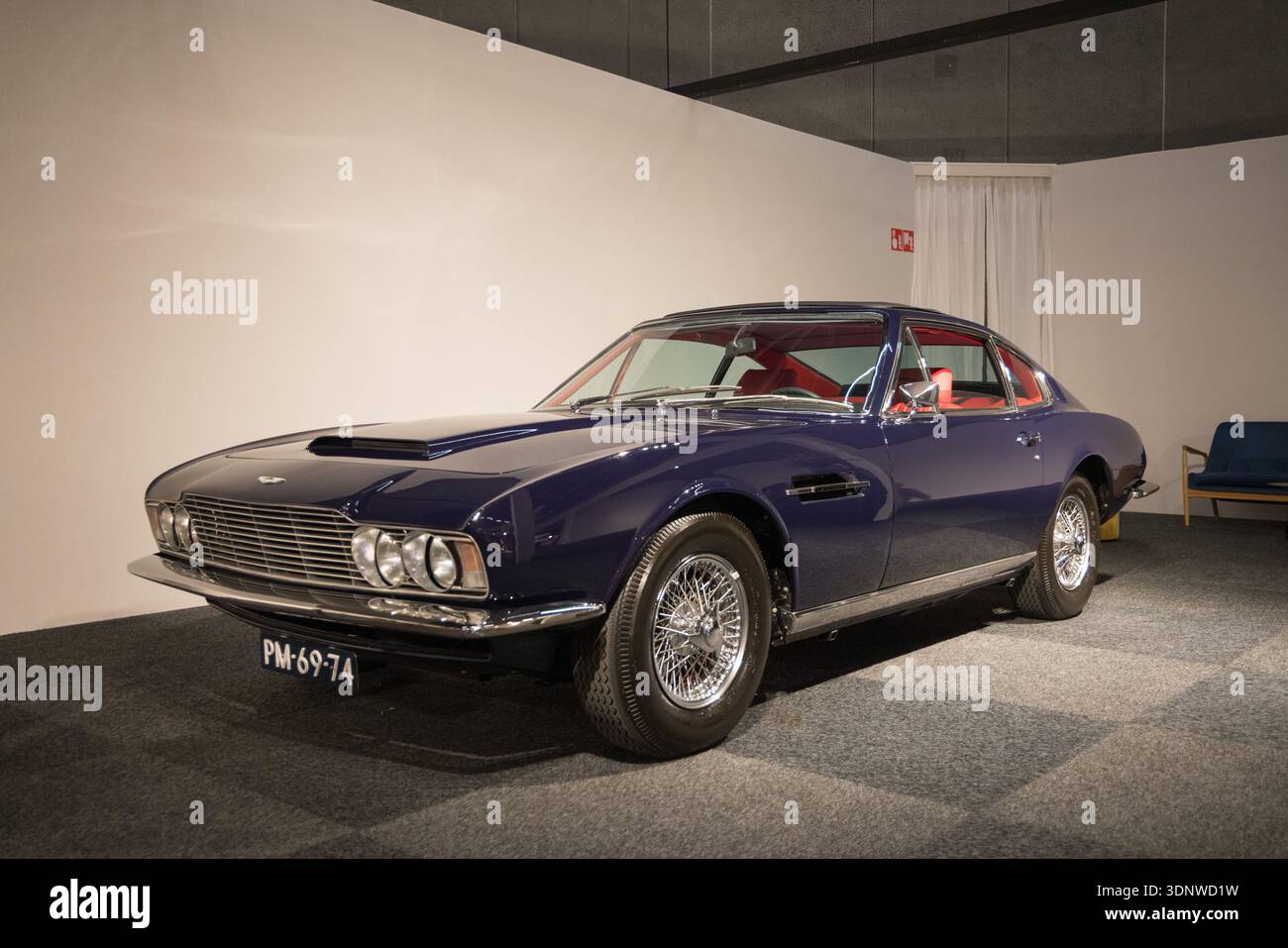 Klassisches blaues Aston Martin von JB Classic & maßgeschneiderte Präsentation auf der Masters Expo 2025 Stockfoto