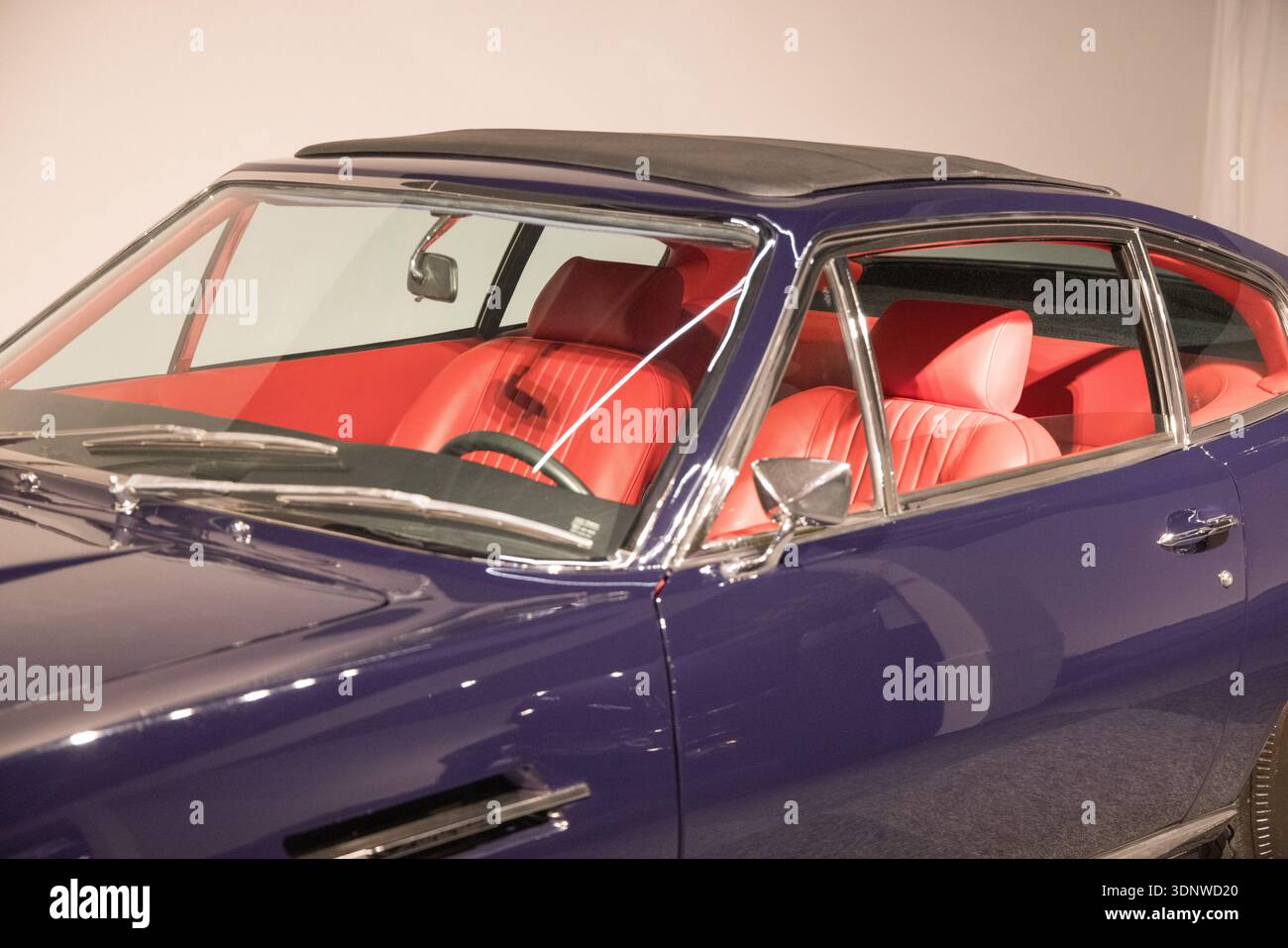 Rotes Interieur eines klassischen blauen Aston Martin von JB Classic & maßgeschneidert, gezeigt auf der Masters Expo 2025 Stockfoto